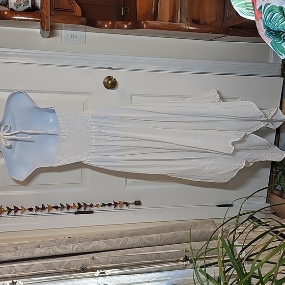 Elegant White Halter Dress NWOT - Picture 6 of 12